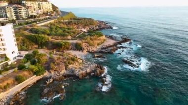 Akdeniz kıyısındaki terk edilmiş otel hava manzarası 4 K Türkiye Alanya