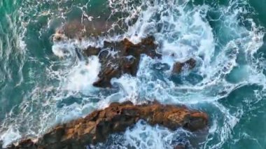 Gün batımında taş plajın dokusu 4 K Türkiye Alanya hava manzarası