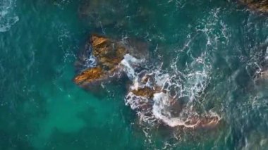 Gün batımında taş plajın dokusu 4 K Türkiye Alanya hava manzarası