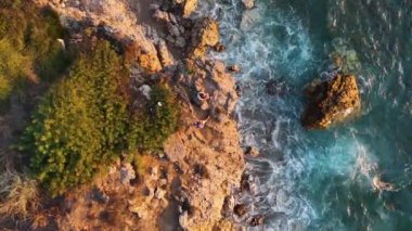 Gün batımında taş plajın dokusu 4 K Türkiye Alanya hava manzarası