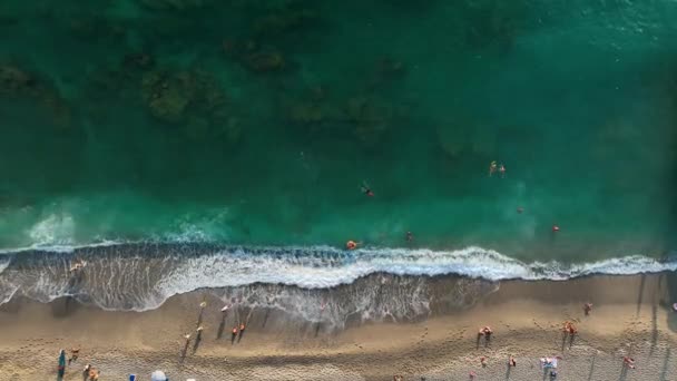 Mavi Deniz Liman Kenti Arka Planıyla Alanya Plajı Dağ Manzaralı — Stok video