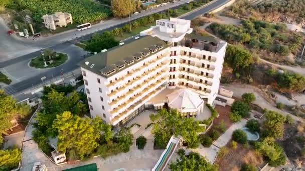 地中海沿岸の空中ビューに放棄されたホテル4 Kトルコ Alanya — ストック動画