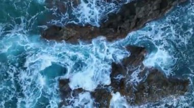 Gün batımında taş plajın dokusu 4 K Türkiye Alanya hava manzarası