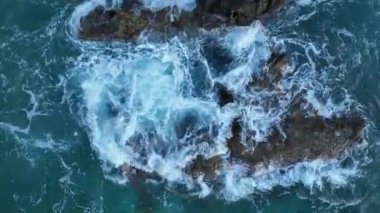 Gün batımında taş plajın dokusu 4 K Türkiye Alanya hava manzarası