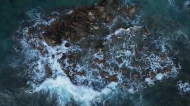 Gün batımında taş plajın dokusu 4 K Türkiye Alanya hava manzarası