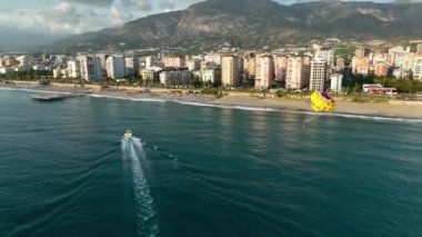 Parasailing hava görüntüsü 4 K Türkiye Alanya.