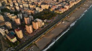 Akdeniz havadan manzaralı şehrin güzel manzarası 4 K.