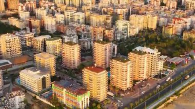 Akdeniz havadan manzaralı şehrin güzel manzarası 4 K.