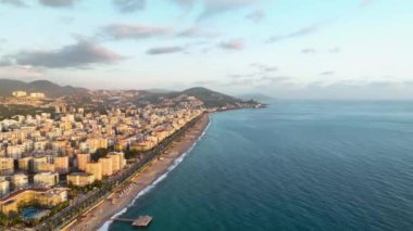 Akdeniz havadan manzaralı şehrin güzel manzarası 4 K.