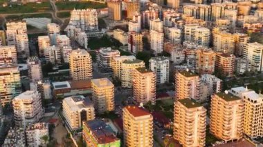 Akdeniz havadan manzaralı şehrin güzel manzarası 4 K.