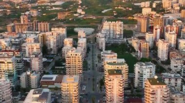 Akdeniz havadan manzaralı şehrin güzel manzarası 4 K.