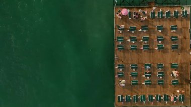 Deniz kıyısında boş bir iskele Harika bir zemin