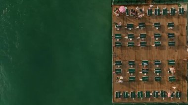 Deniz kıyısında boş bir iskele Harika bir zemin