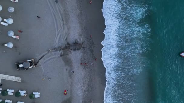 在海滩航景下工作的拖拉机4K — 图库视频影像