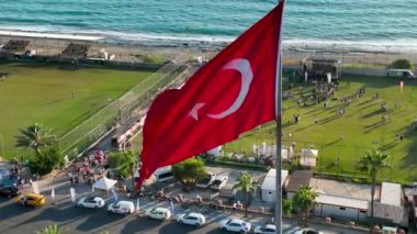 Gençler el ele tutuşuyor, açık hava partisinde rahatlıyor, birlikte eğleniyorlar. Gençlik kültürü, geleneksel konser kutlaması