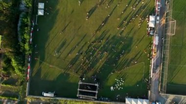 Gençler el ele tutuşuyor, açık hava partisinde rahatlıyor, birlikte eğleniyorlar. Gençlik kültürü, geleneksel konser kutlaması