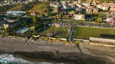 Akdeniz kıyısında destansı bir yamaç paraşütü. Oradaki insanların çığlıklarını duyabilseydin..