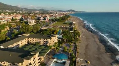 Akdeniz kıyısında destansı bir yamaç paraşütü. Oradaki insanların çığlıklarını duyabilseydin..