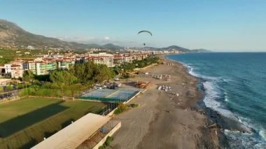 Akdeniz kıyısında destansı bir yamaç paraşütü. Oradaki insanların çığlıklarını duyabilseydin..