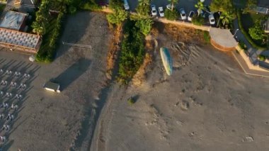 Akdeniz kıyısında destansı bir yamaç paraşütü. Oradaki insanların çığlıklarını duyabilseydin..