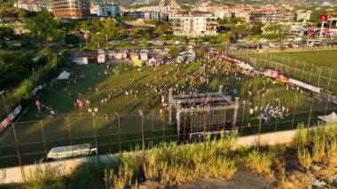 Gençler el ele tutuşuyor, açık hava partisinde rahatlıyor, birlikte eğleniyorlar. Gençlik kültürü, geleneksel konser kutlaması