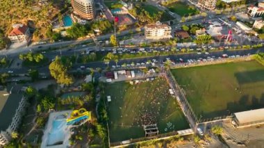 Gençler el ele tutuşuyor, açık hava partisinde rahatlıyor, birlikte eğleniyorlar. Gençlik kültürü, geleneksel konser kutlaması