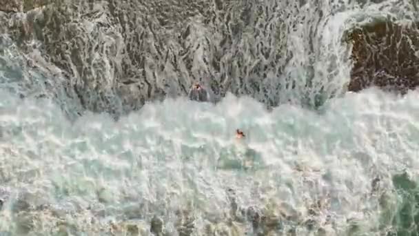 Mensen Zwemmen Stormachtige Azuurblauwe Zee — Stockvideo