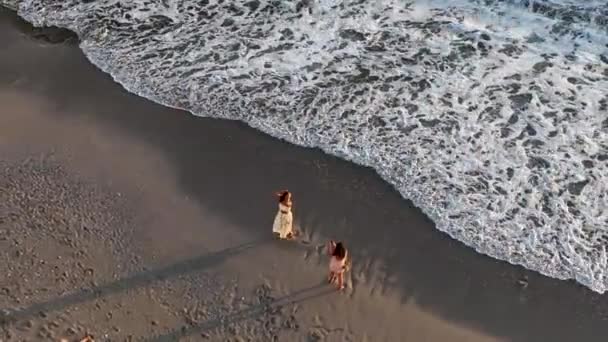 Piękna Dziewczyna Jest Fotografowana Plaży — Wideo stockowe