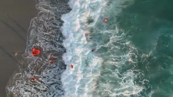 Gente Nada Mar Azul Tormentoso — Vídeo de stock