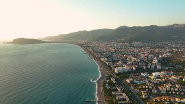 Yaz mevsimi gün batımı renklerinde