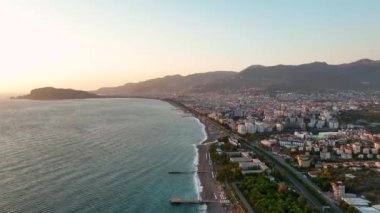 Yaz mevsimi gün batımı renklerinde