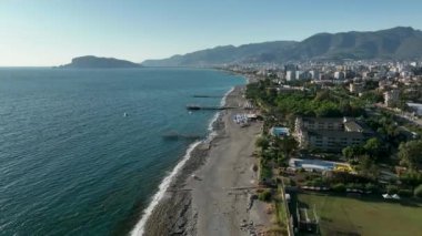 Oteller ilk hatta tesis kurarlar. Seyahat yeri manzarası. Yaz tatili.