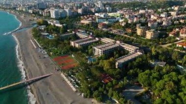 Yaz mevsimi gün batımı renklerinde