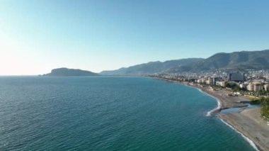 Oteller ilk hatta tesis kurarlar. Seyahat yeri manzarası. Yaz tatili.