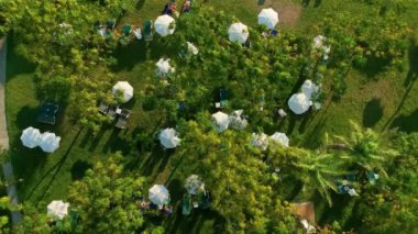 Oteller ilk hatta tesis kurarlar. Seyahat yeri manzarası. Yaz tatili.