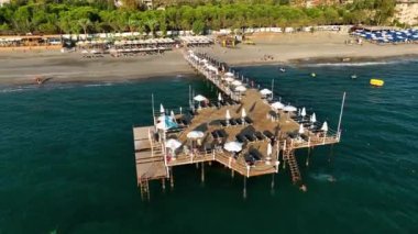 Deniz kıyısında boş bir iskele Harika bir zemin