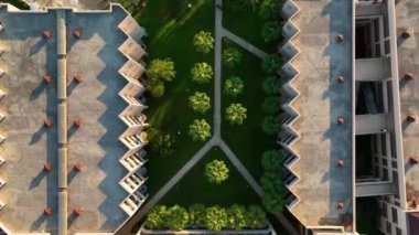 Oteller ilk hatta tesis kurarlar. Seyahat yeri manzarası. Yaz tatili.