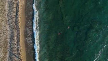 Akdeniz kıyısındaki plaj günbatımında Türkiye Alanya