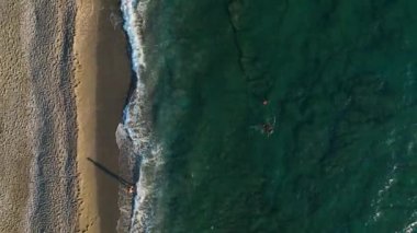 Akdeniz kıyısındaki plaj günbatımında Türkiye Alanya