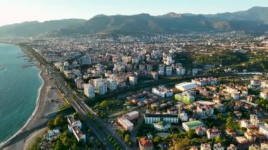 Yaz mevsimi gün batımı renklerinde