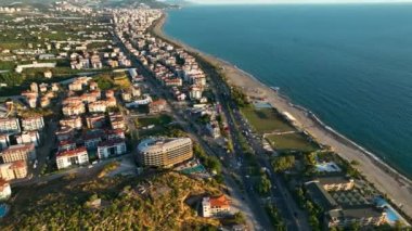 Yaz mevsimi gün batımı renklerinde