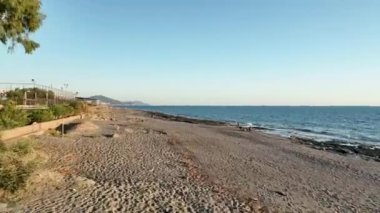 Akdeniz kıyısındaki plaj günbatımında Türkiye Alanya