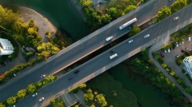 Denize akan bir nehir üzerinde büyük bir köprü değil 4 K Türkiye Alanya