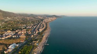 Yaz mevsimi gün batımı renklerinde