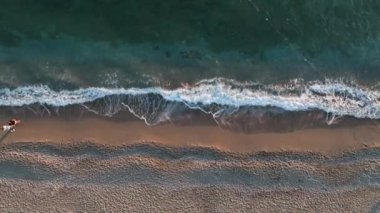 Akdeniz kıyısındaki plaj günbatımında Türkiye Alanya