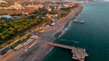 Yaz mevsimi gün batımı renklerinde