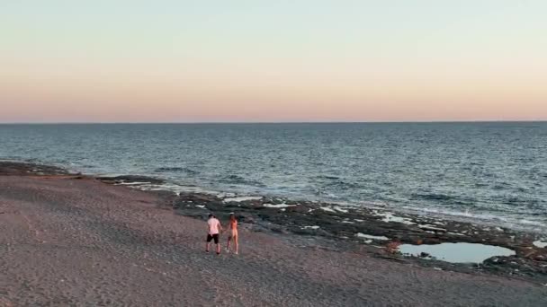 Schattig Stel Wandelen Het Strand Bij Zonsondergang Turkije Alanya — Stockvideo