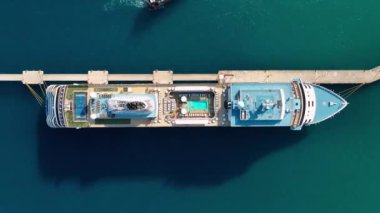 Güneşli bir günde Alanya Türkiye limanında büyük bir yolcu gemisi duruyor.