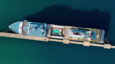 Güneşli bir günde Alanya Türkiye limanında büyük bir yolcu gemisi duruyor.