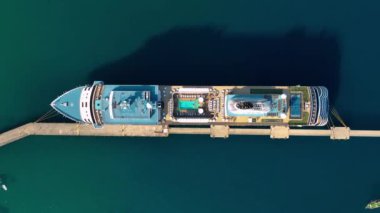 Güneşli bir günde Alanya Türkiye limanında büyük bir yolcu gemisi duruyor.